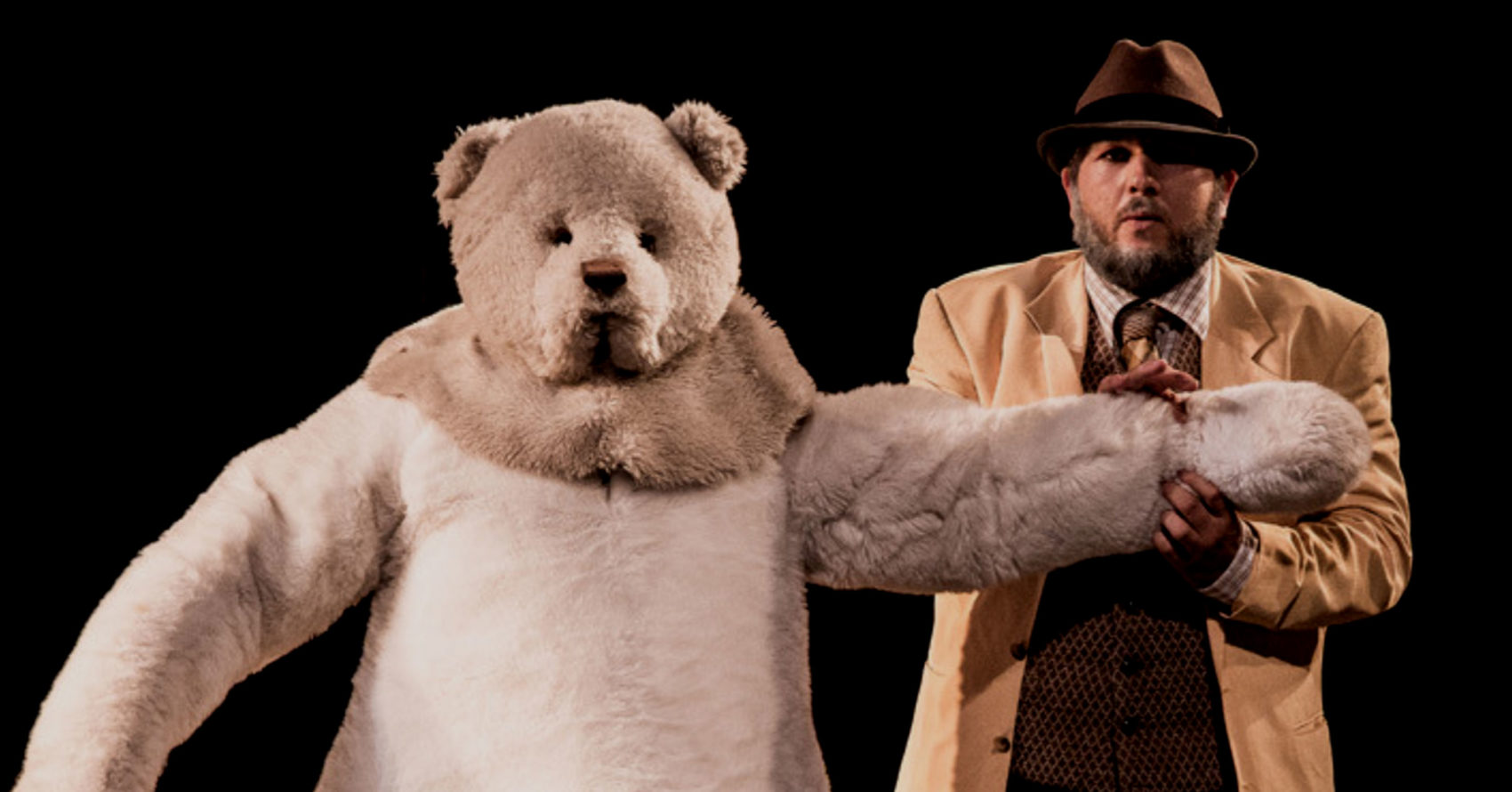comédien avec un ours en peluche taille humaine