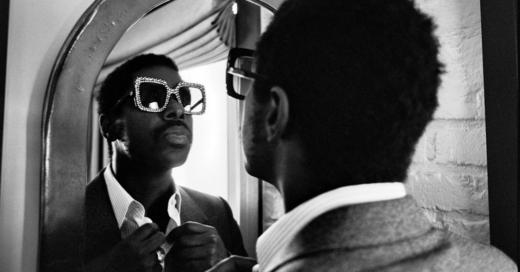 photographie en noir et blanc de curtis harding se regardant dans un miroir