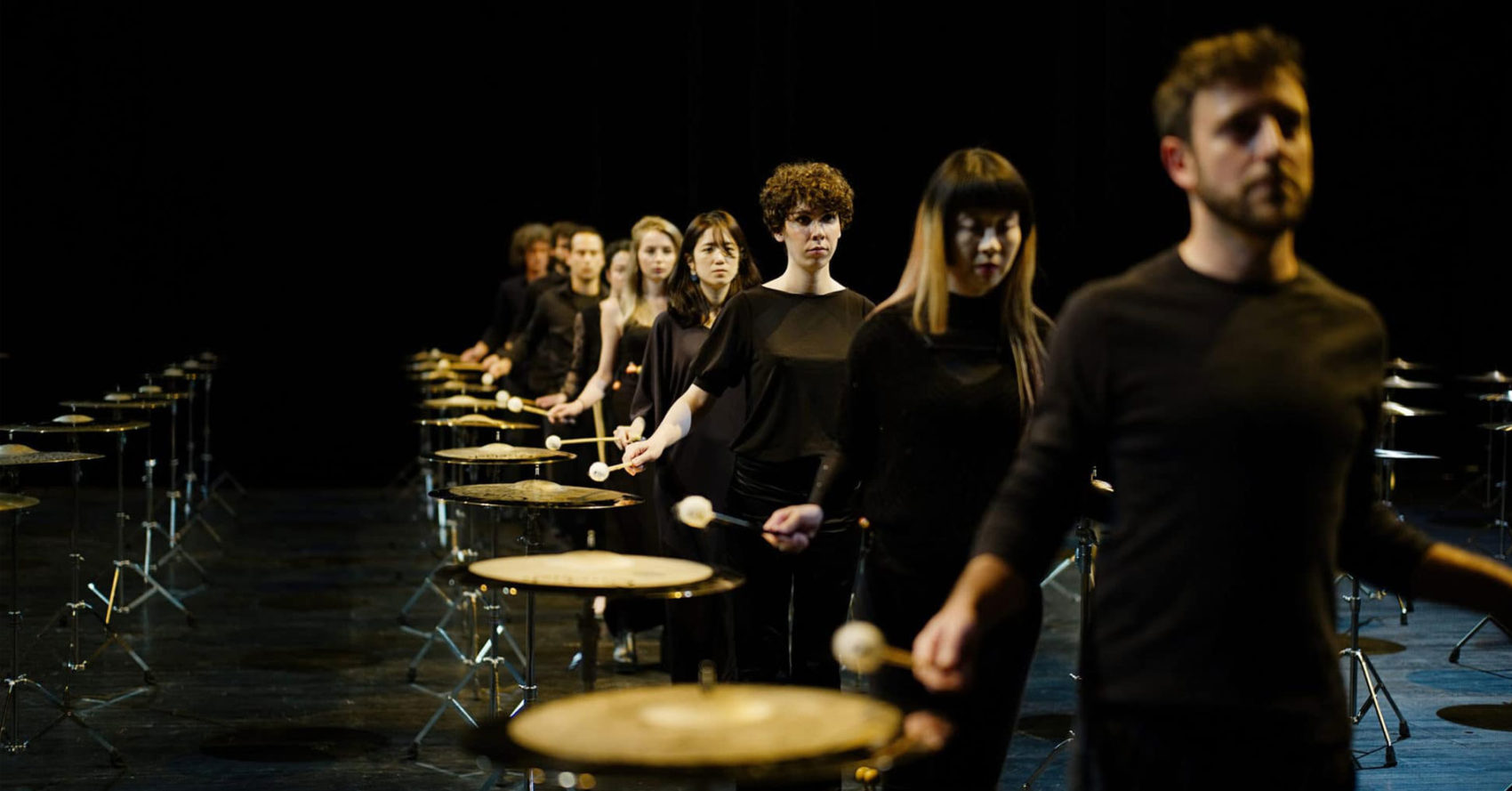 percussionnistes jouant des cymbales charleston debout