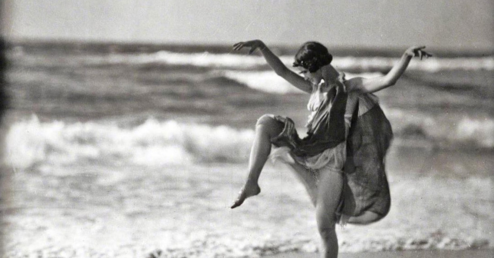 Isadora duncan à la mer au bord de l'eau