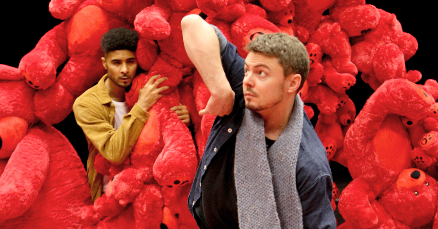 danseur devant un mur de peluches