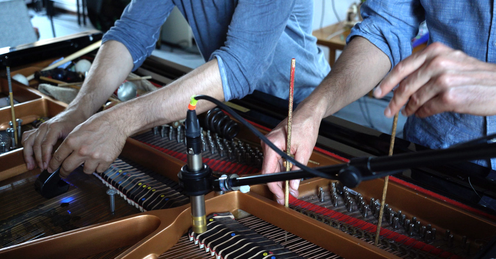 jeu expérimental dans les cordes d'un piano