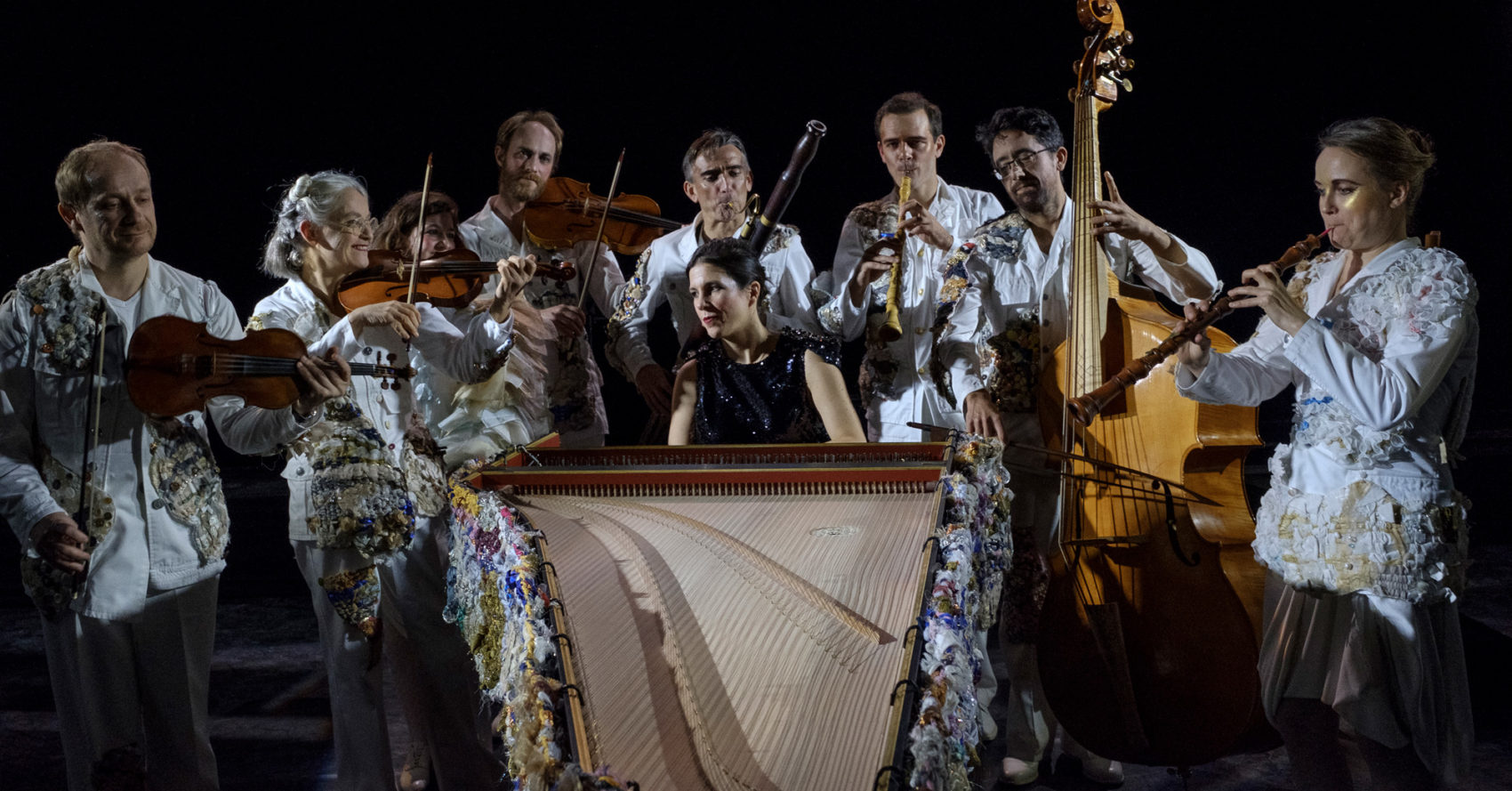 ensemble amarillis devant un clavecin