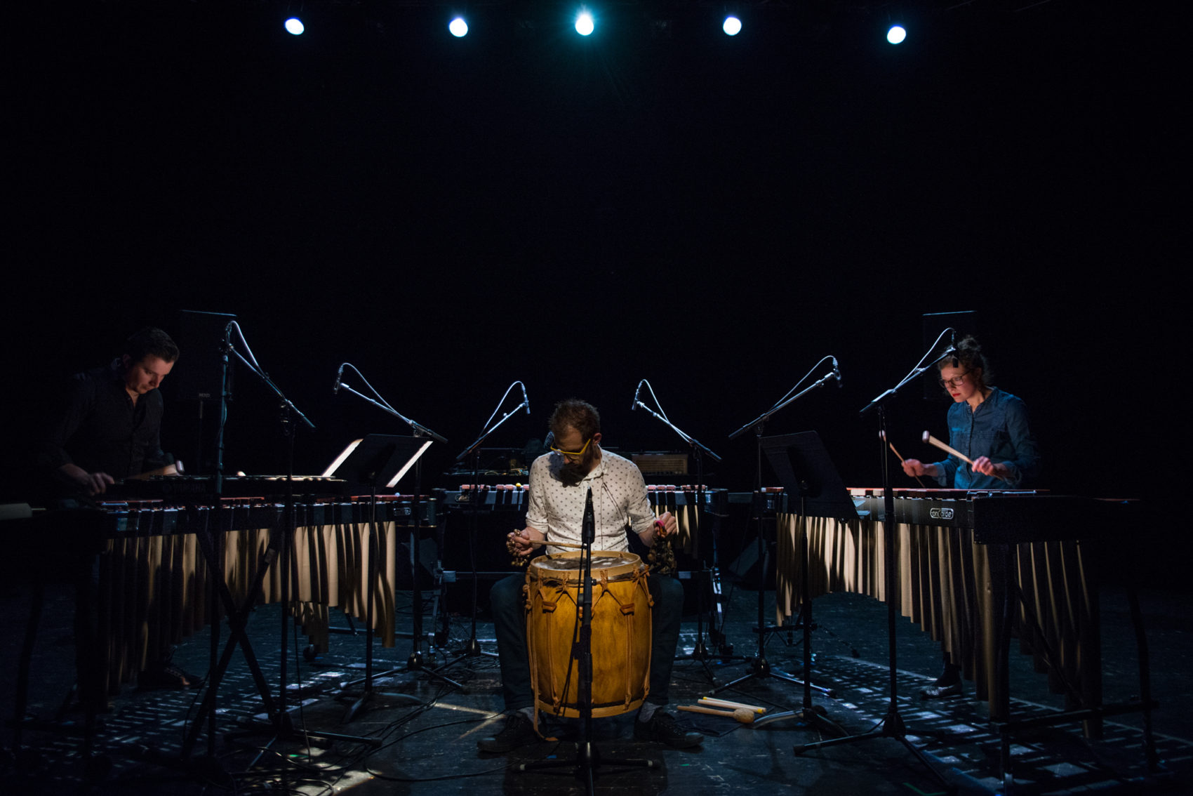 photographie de l'ensemble 0 avec un percussionniste au milieu 