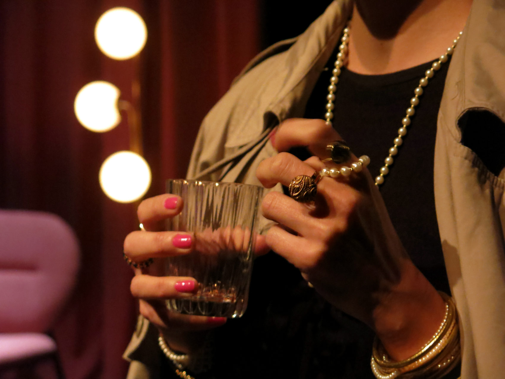 zoom sur les mains d'une femme qui tient un verre 