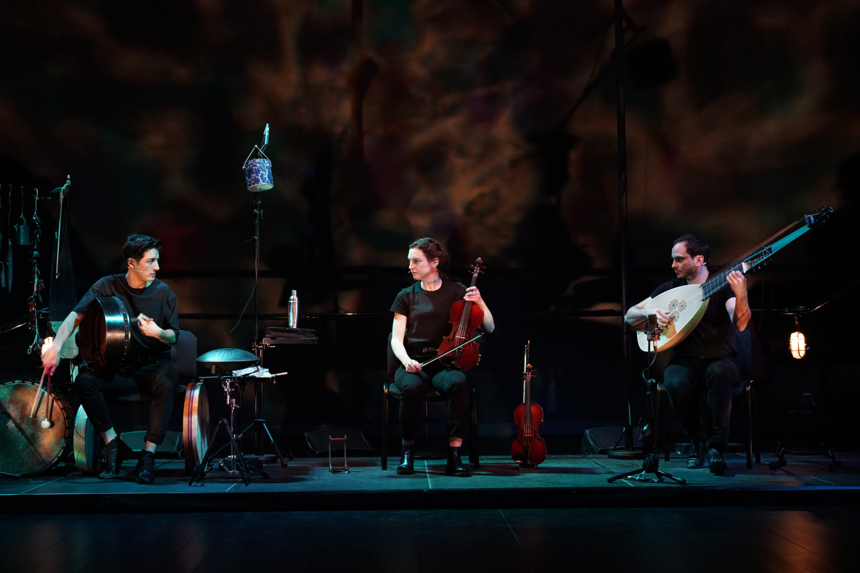 les trois comédiens sur le plateau en ligne avec leurs instruments 