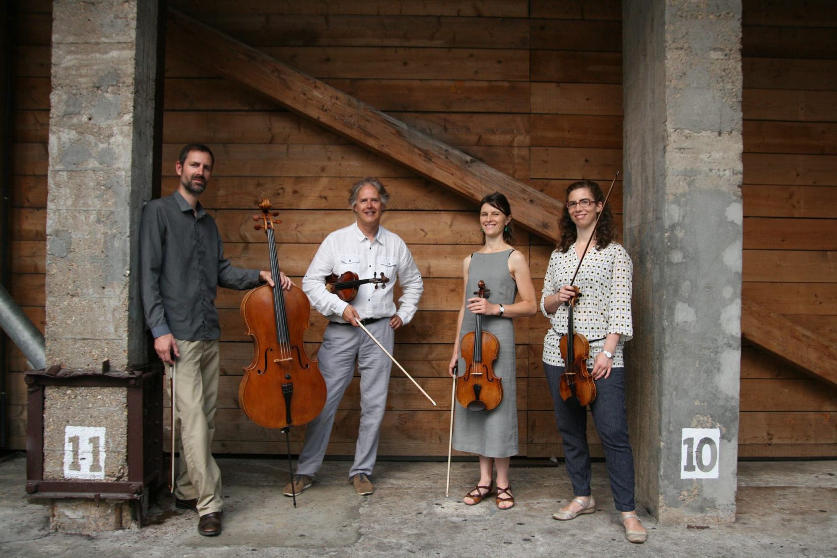Photo du quatuor avec leur instrument à la main