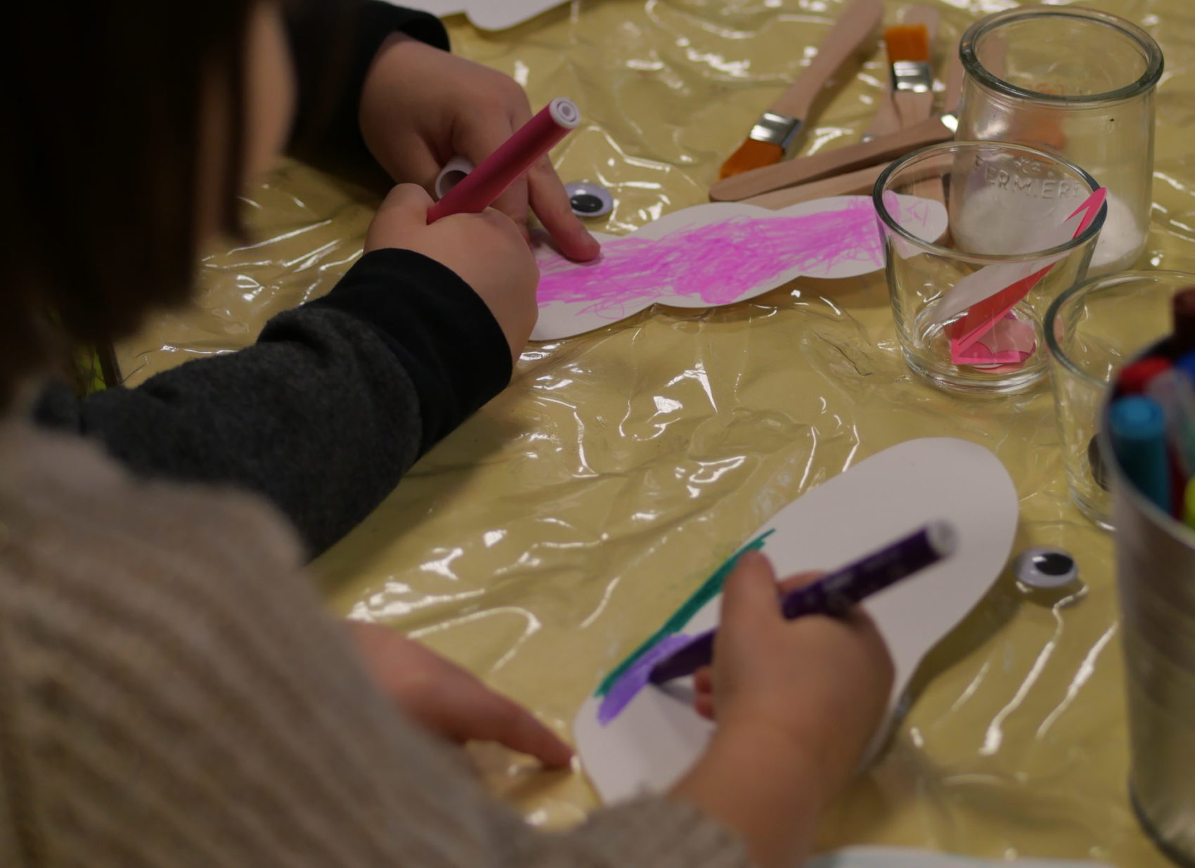 Enfant en train de dessiner