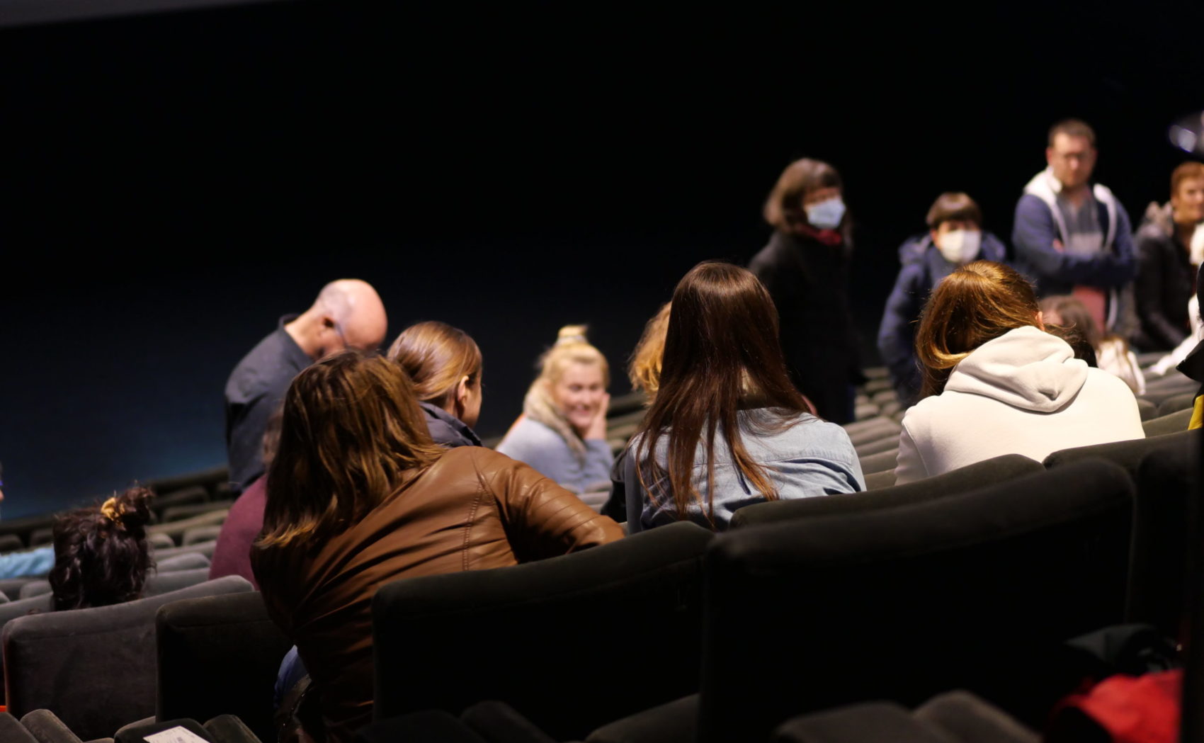 Photo salle de l'Auditorium avec publics de dos 