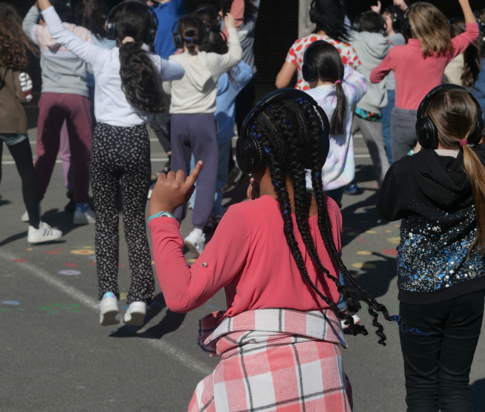 Scolaire de Happy Manif, avec des enfants avec des casques qui dansent
