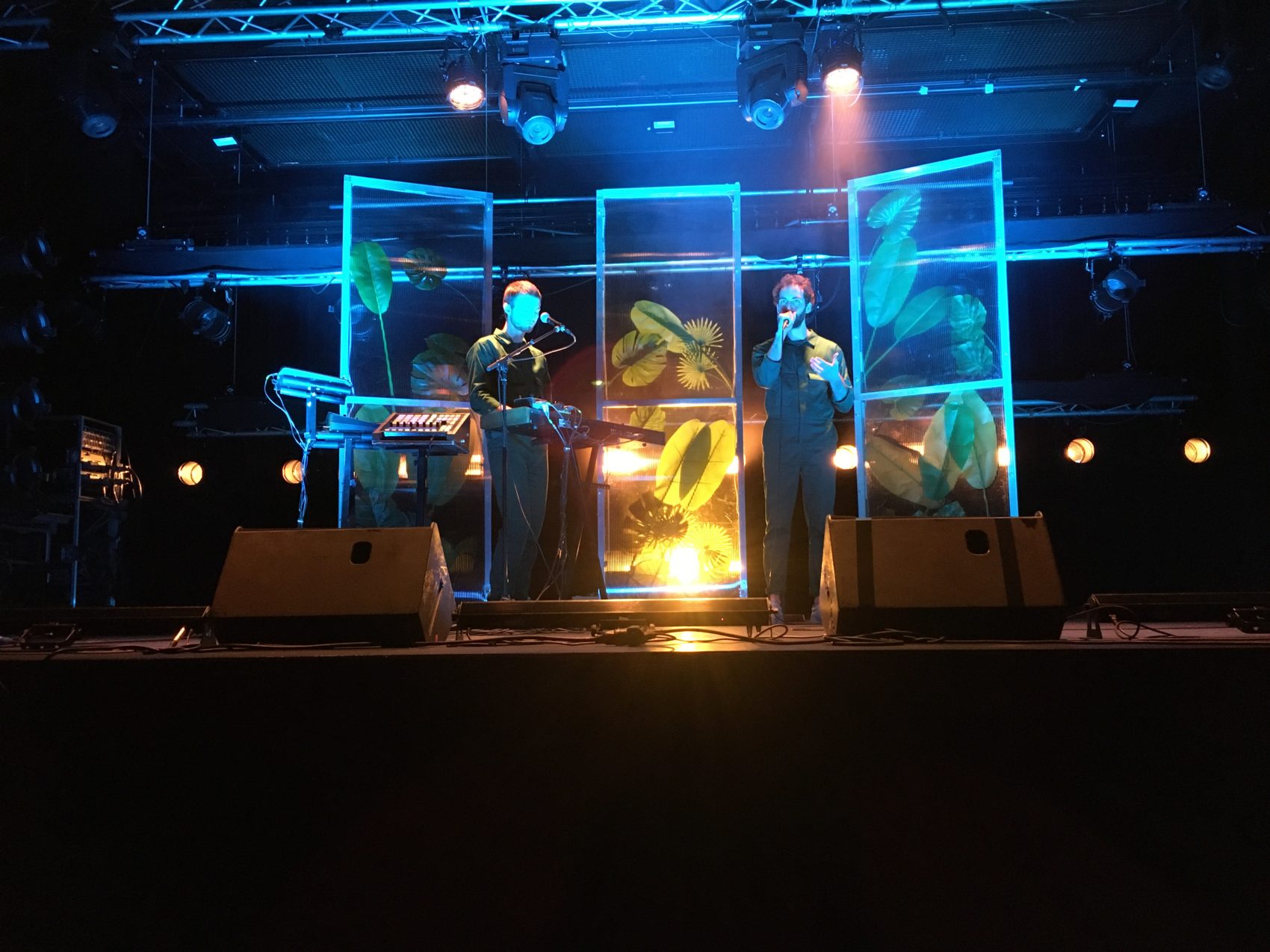 La botanique sur la scène de la Barakason - deux chanteurs avec une décor floral 