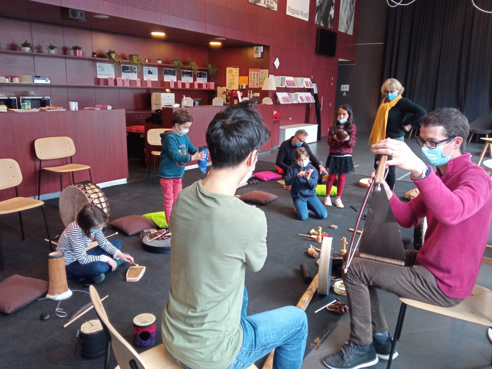 Atelier bruitage avec des enfants et les artistes de La Petite Sirène dans le hall de l'Auditorium
