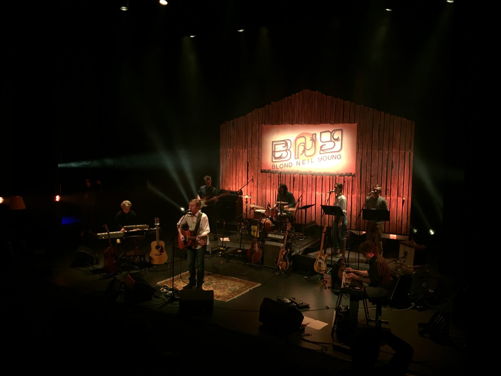 Le plateau de l'auditorium avec le groupe Blond Neil Young