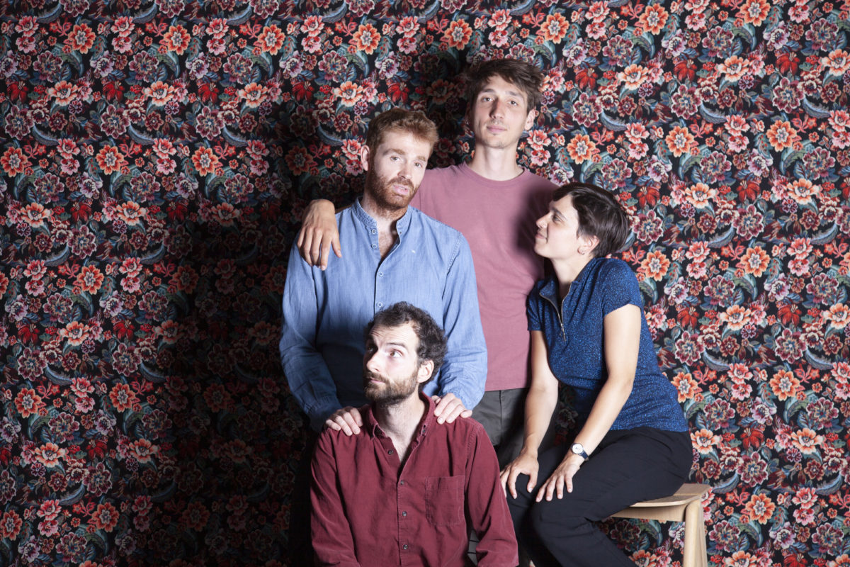 Portrait des quatre conteurs devant un fond fleurie