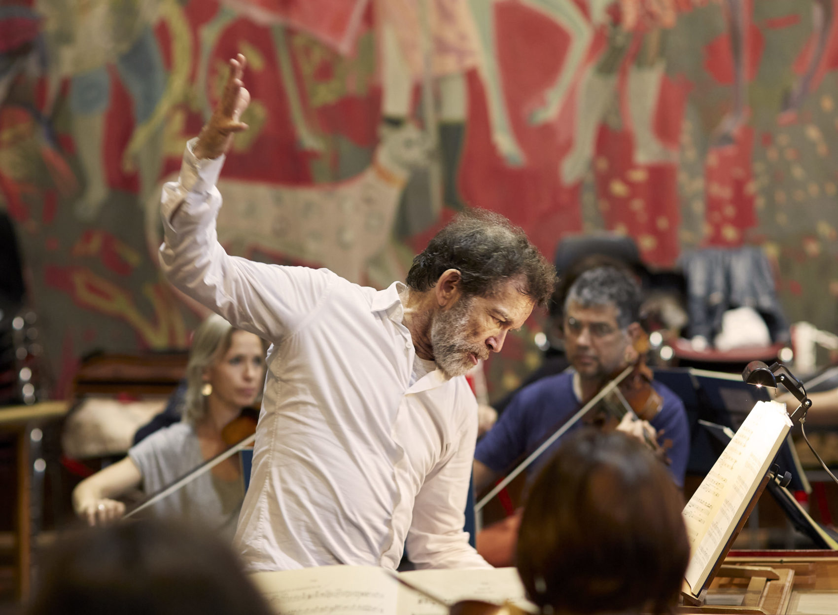 Christophe Rousset, le chef d'orchestre au milieu des musiciens avec le bras levé