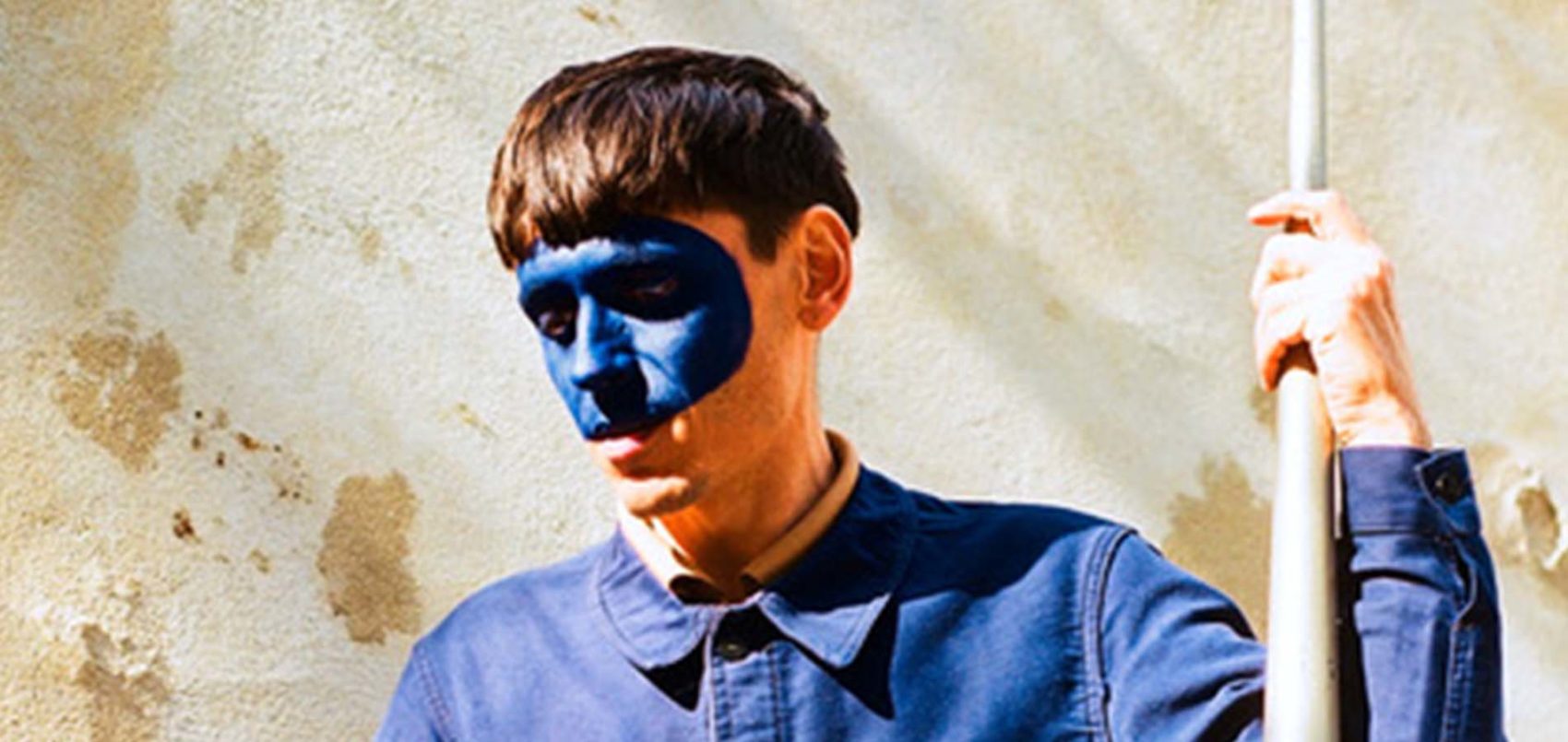 Clément Vercelletto avec un masque bleu peint sur le visage