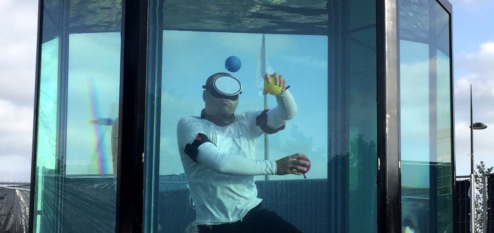 homme qui jongle dans un aquarium géant