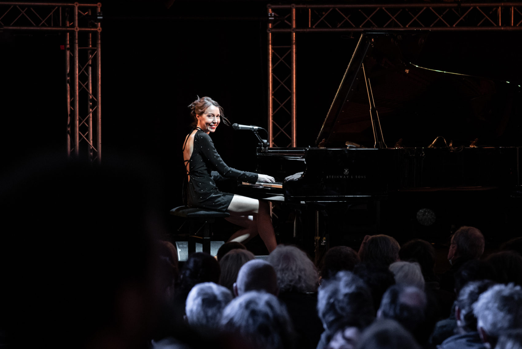Jeanne Cherhal au piano devant un public