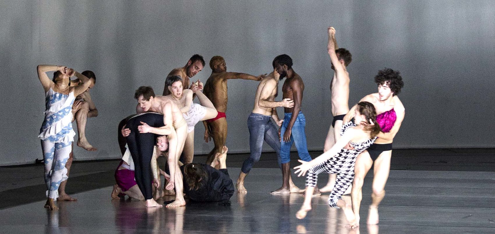 danseurs en actions sur scène