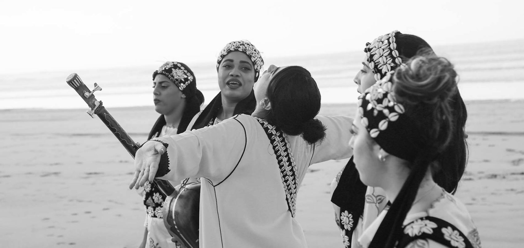 portrait de femmes en tenues Marocaine debout sur le sable