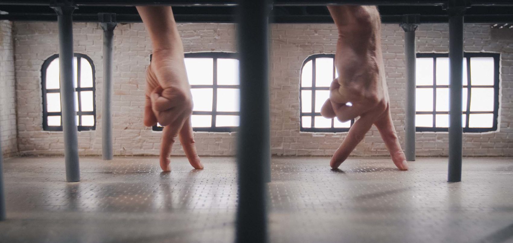 mains humanisées qui se promène dans une maquette de salle de danse