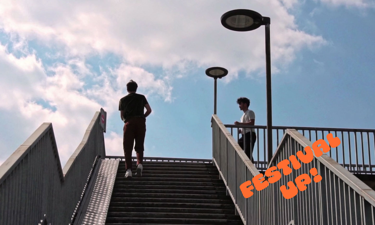 Photo d'un escalier en extérieur avec au fond la silhouette de deux hommes