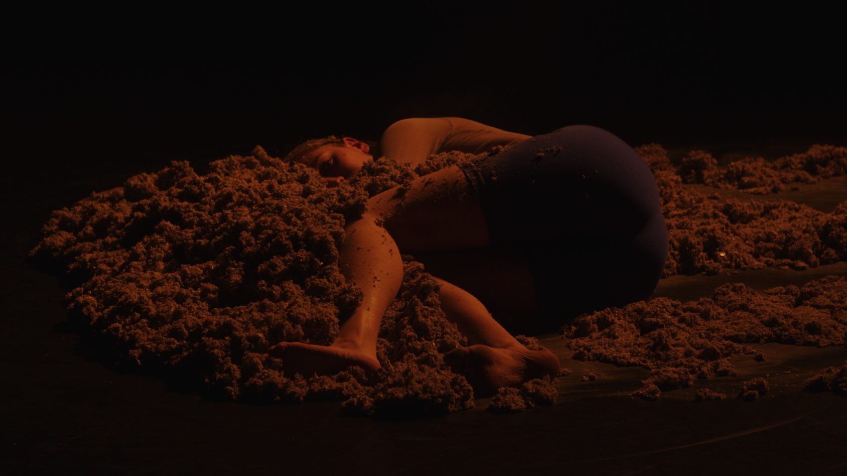 Une femme allongée dans du sable 