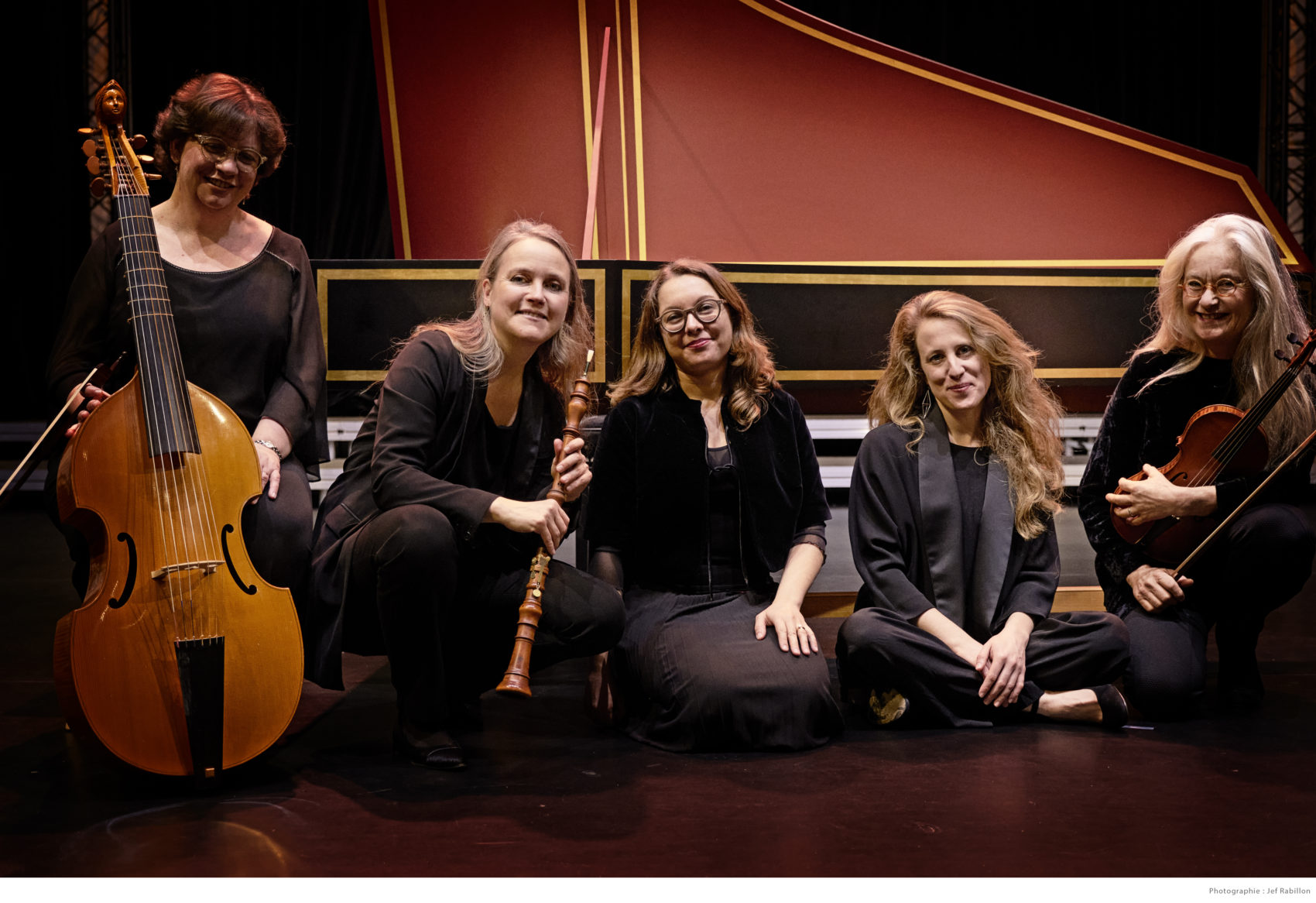 portrait debout des 6 musiciennes de l'ensemble Amarillis avec leur instrument