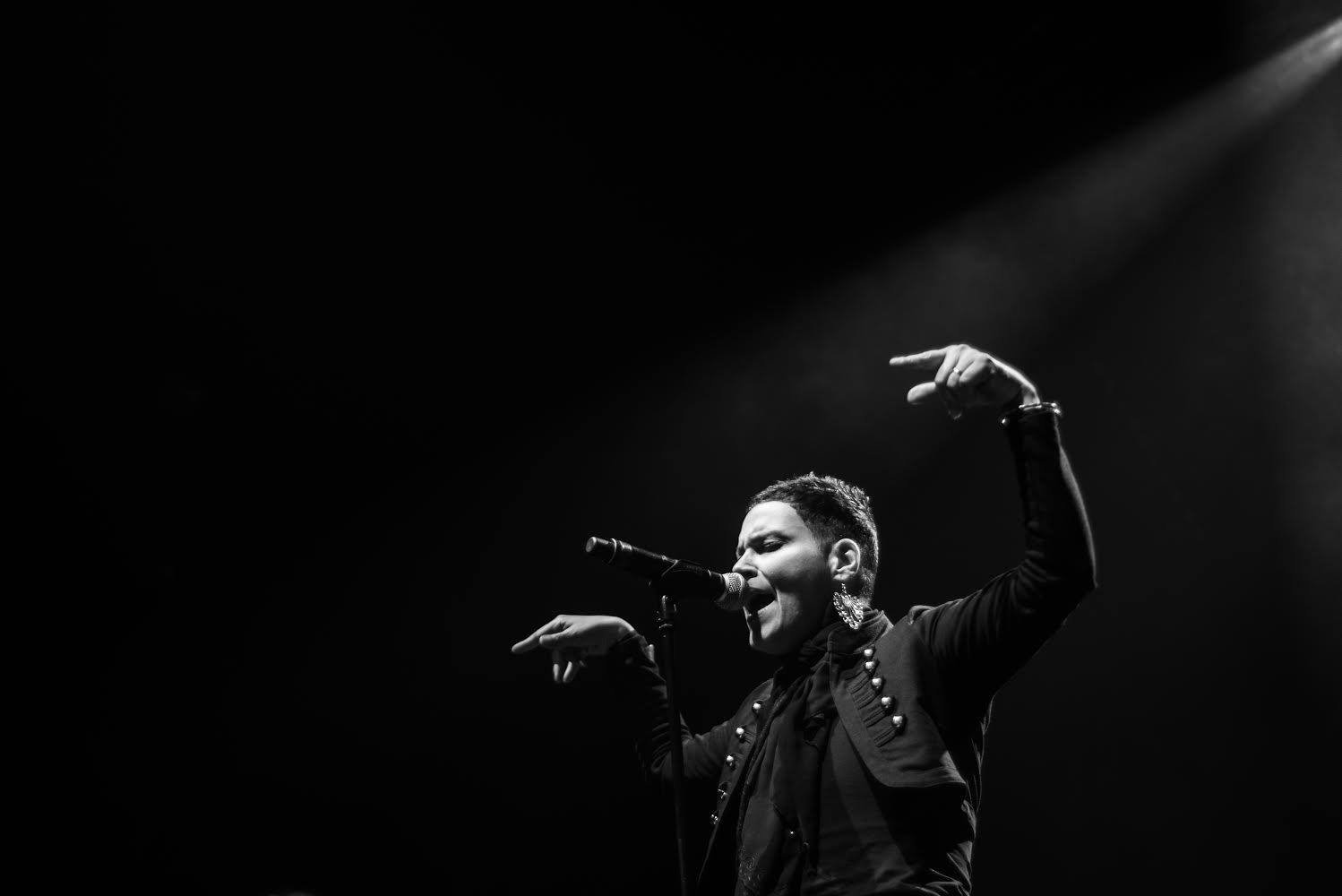 photo de scène de Leïla Bounous en train de chanter 