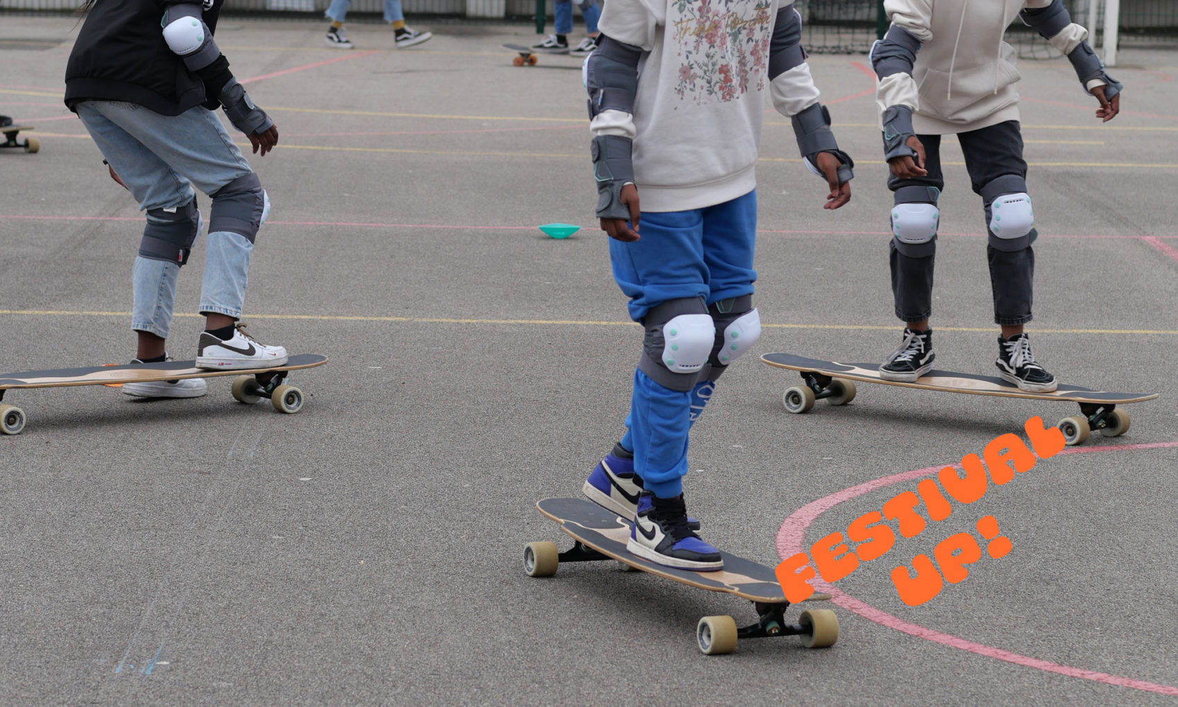 Photo des jeunes filles en train de faire du longboard