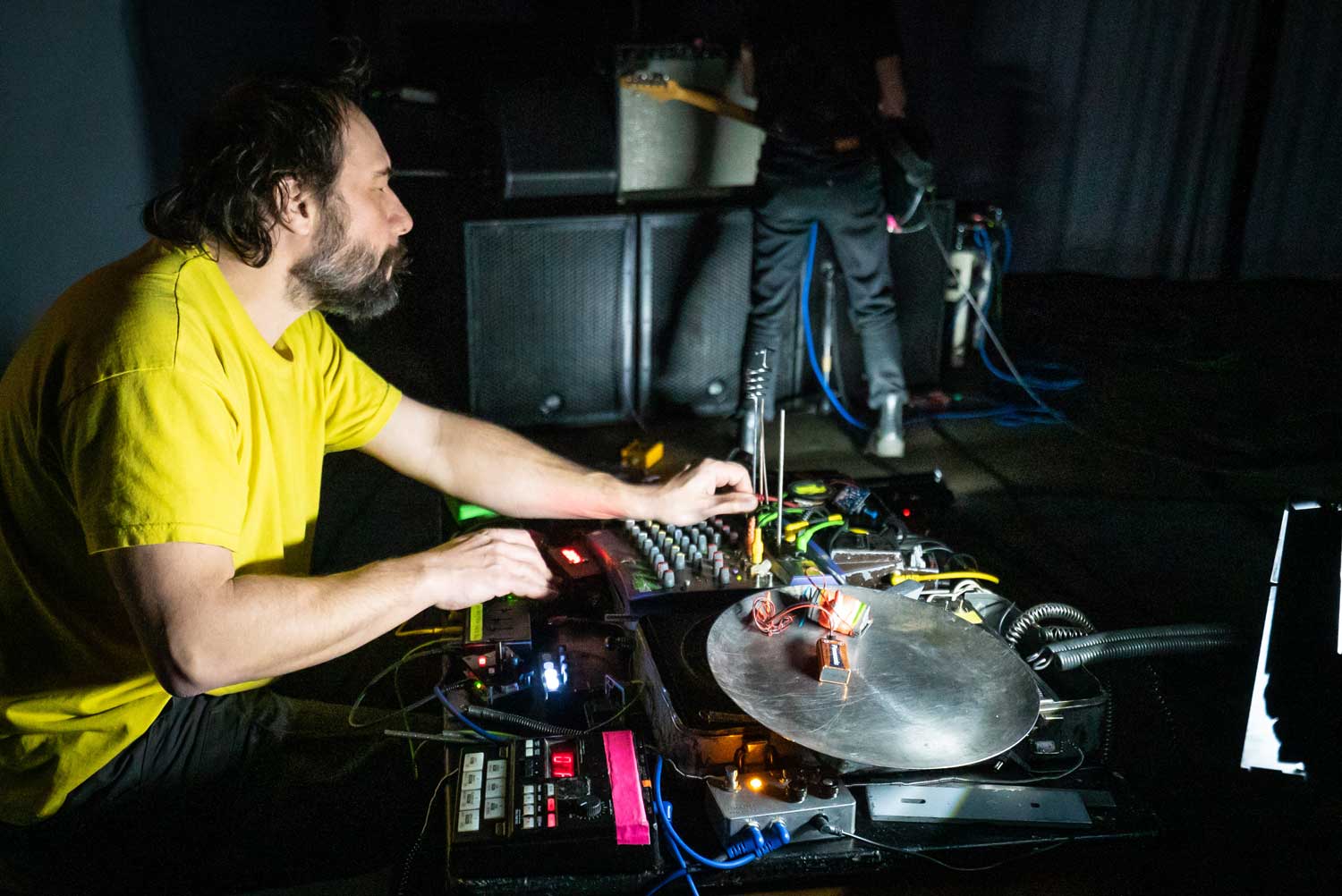 un musicien devant des platines 