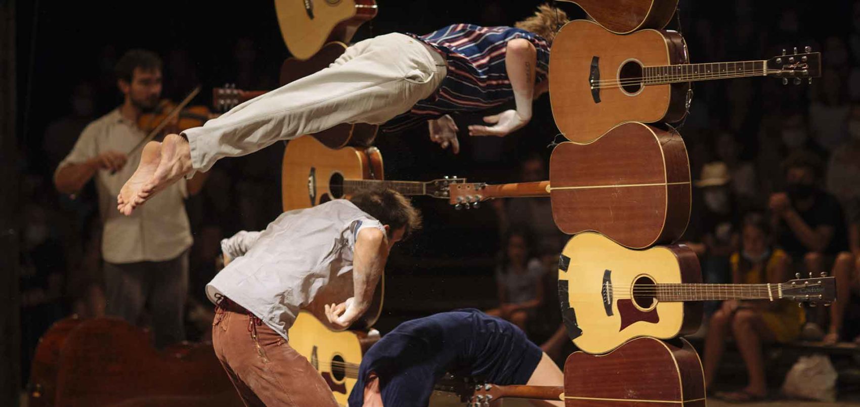 Deux voltigeurs qui passent dans les guitares