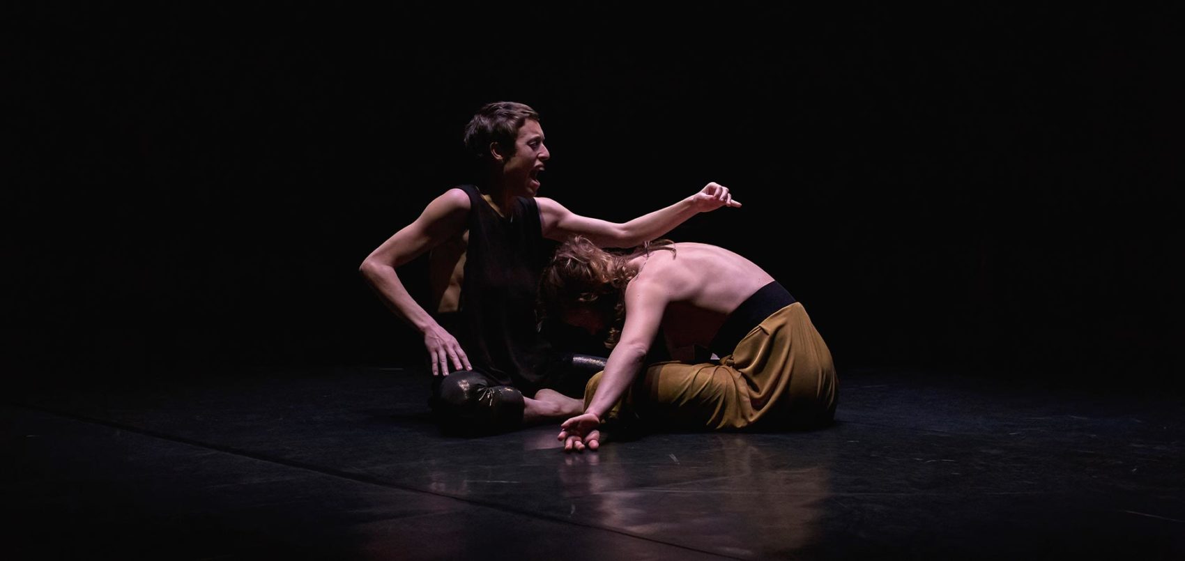 Deux femmes qui danse l'une contre l'autre