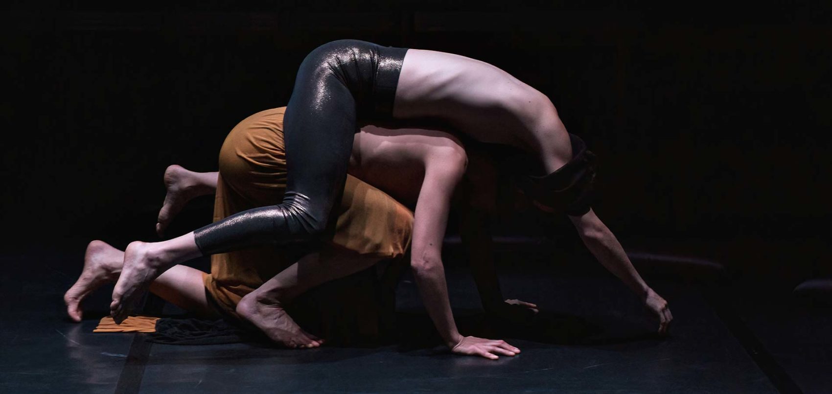 Deux femmes qui danse l'une contre l'autre