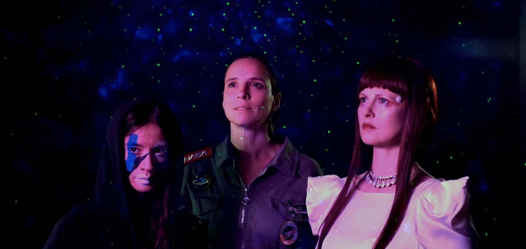 Portrait de trois soeurs avec des costumes de science fiction