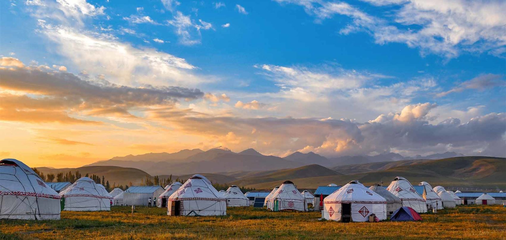 Photo de paysage mongol, avec des yourtes