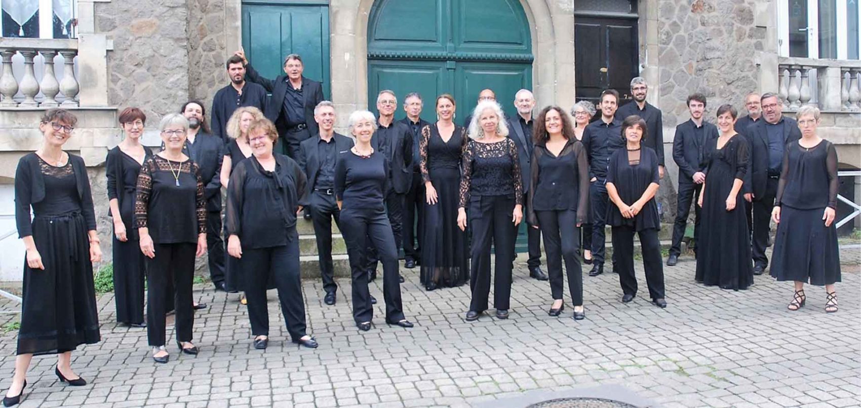 Photo de l'ensemble des membres de Aria Voce, vêtus de noir