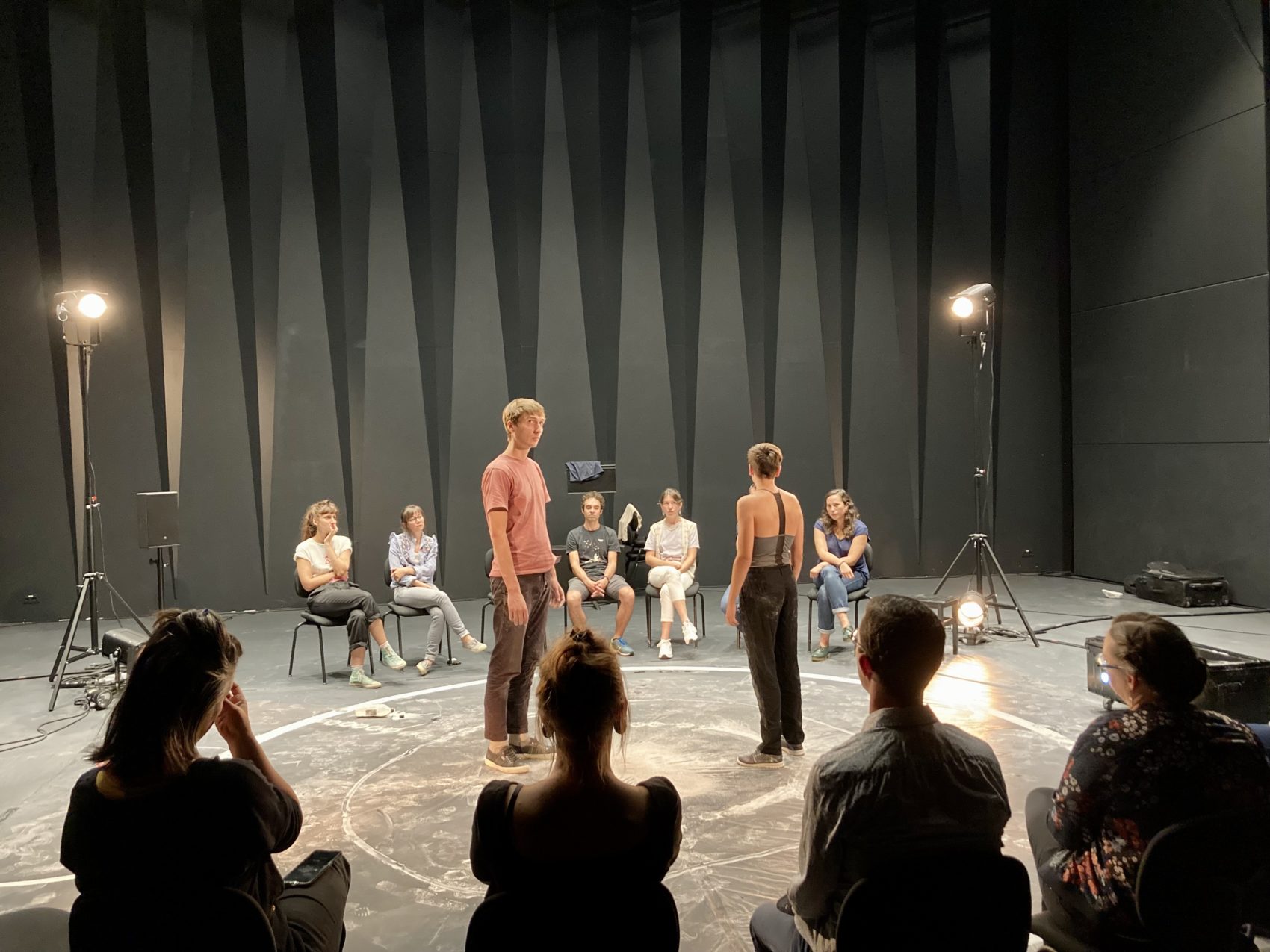 Résidence de La Cour des Contes, présentation de deux conteurs à l'équipe de la Soufflerie