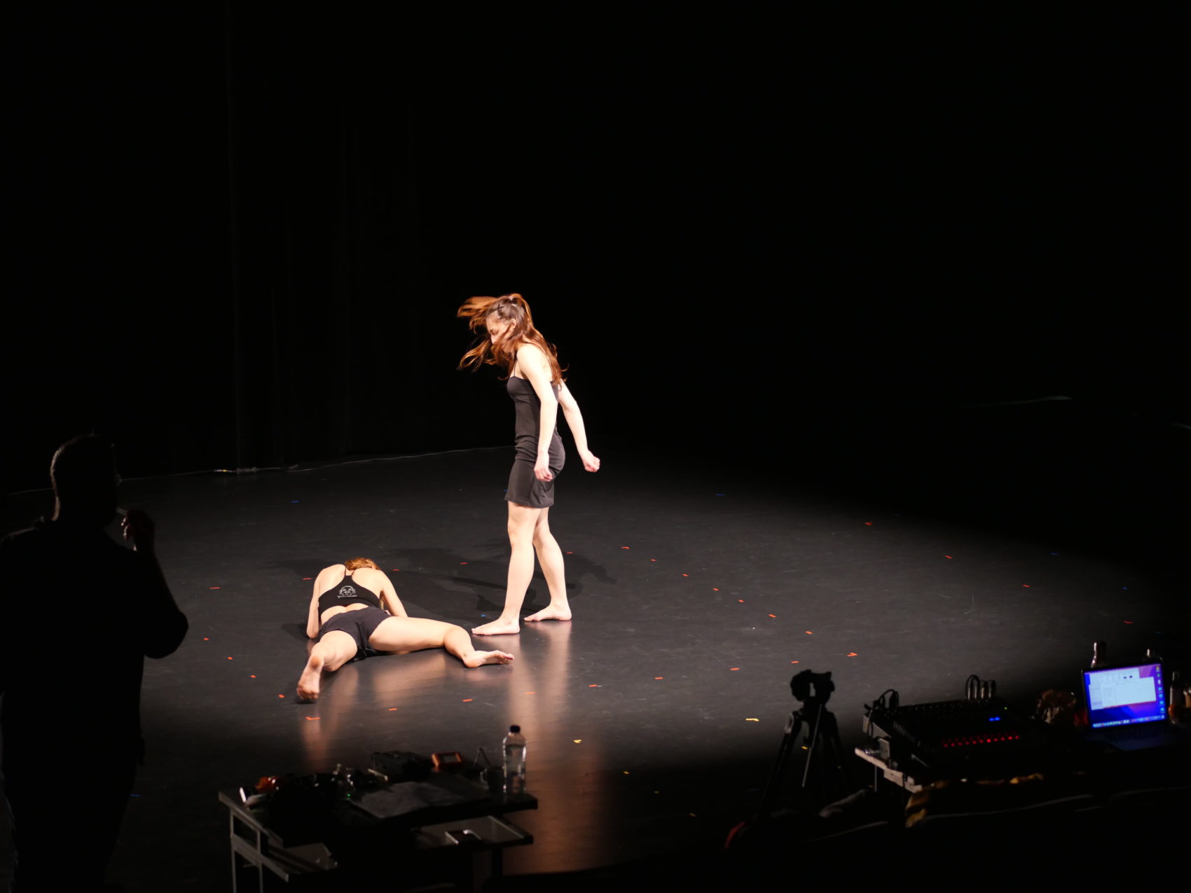 Résidence de Laura Bachman et Marion Barbeau sur le plateau de l'Auditorium. Une au sol, allongée sur le ventre et l'autre debout au dessus