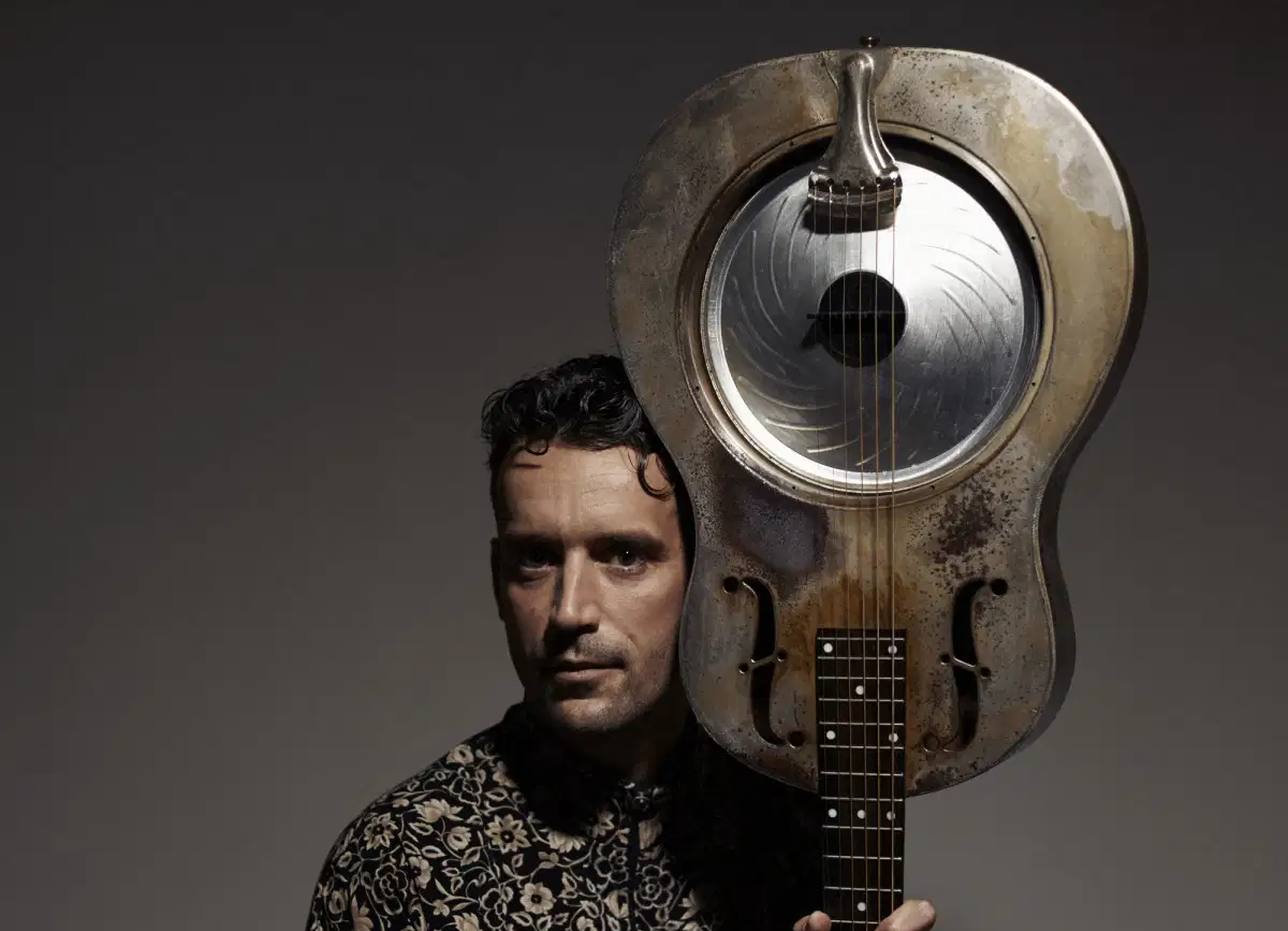 Le chanteur Kepa avec sa guitare 
