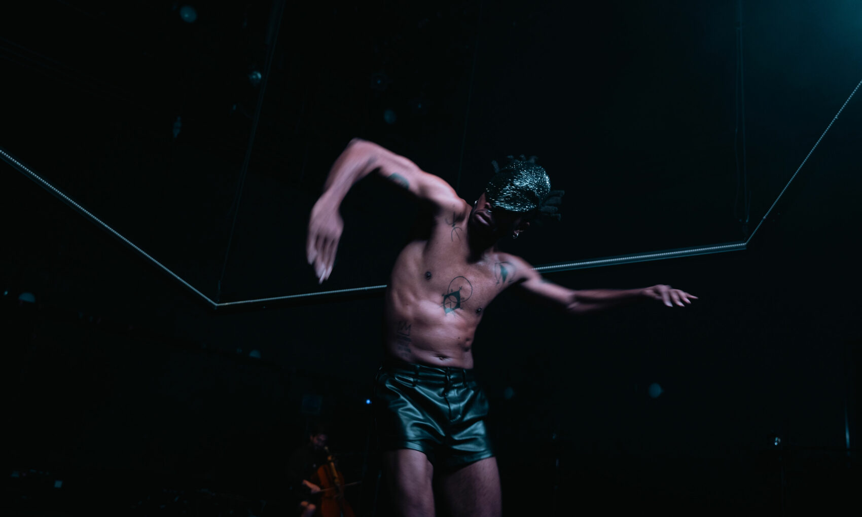 photo du danseur Gabriel UM qui danse torse nu