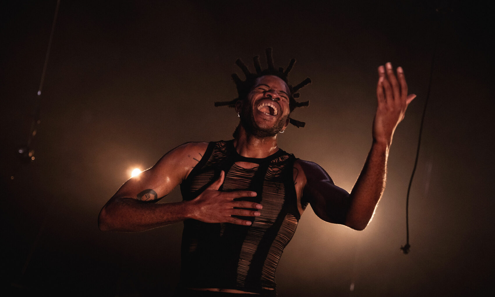 photo du danseur Gabriel UM sur scène en train de rire 