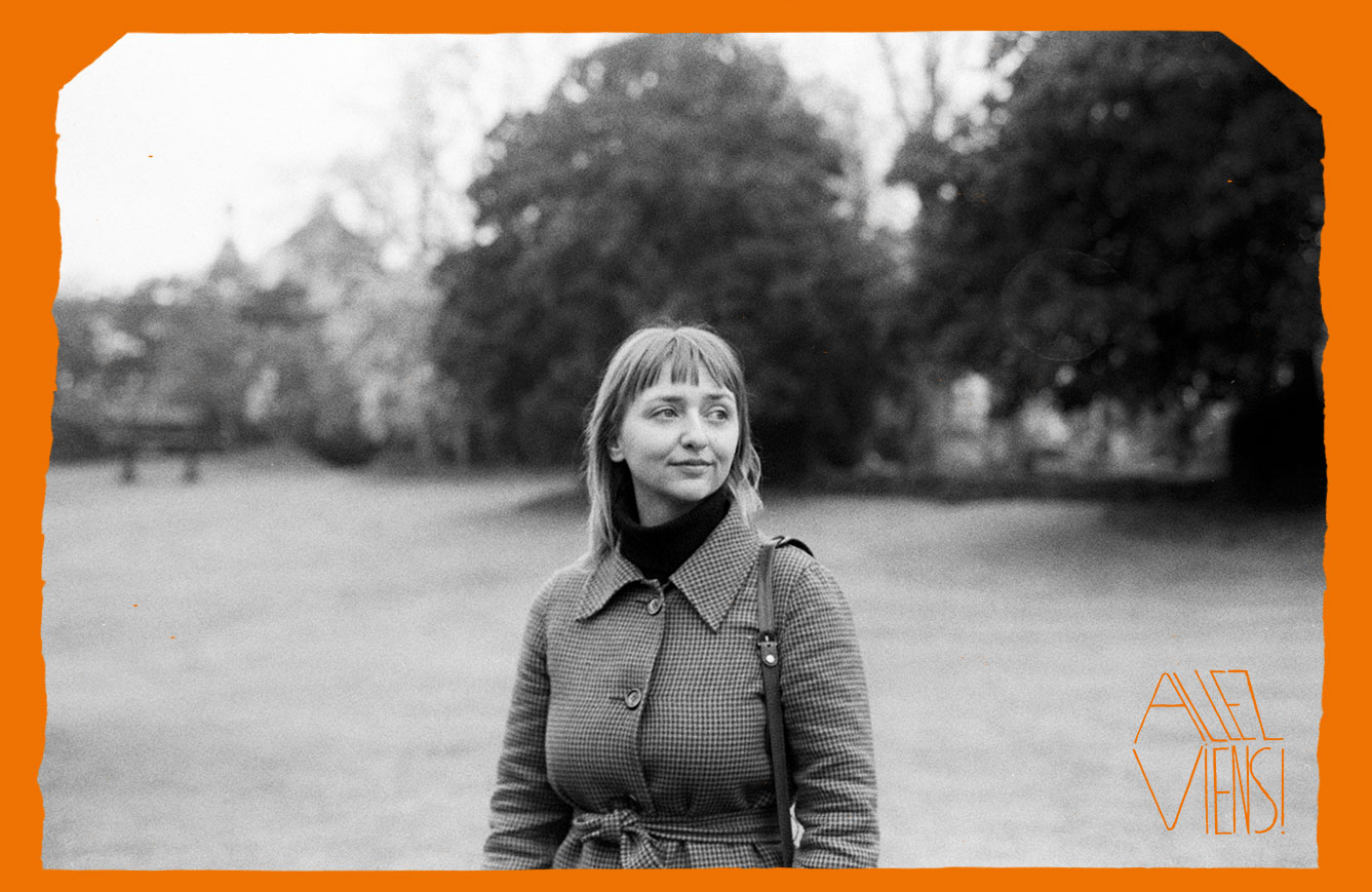 phoro de Mackenzie Leighton en noir et blanc dans un parc  