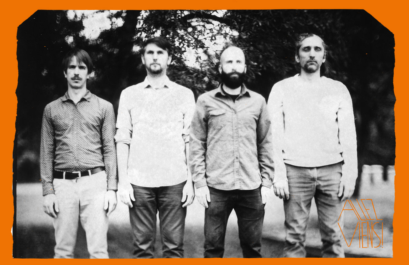 Photo en noir et blanc des musiciens de No Tongues alignés