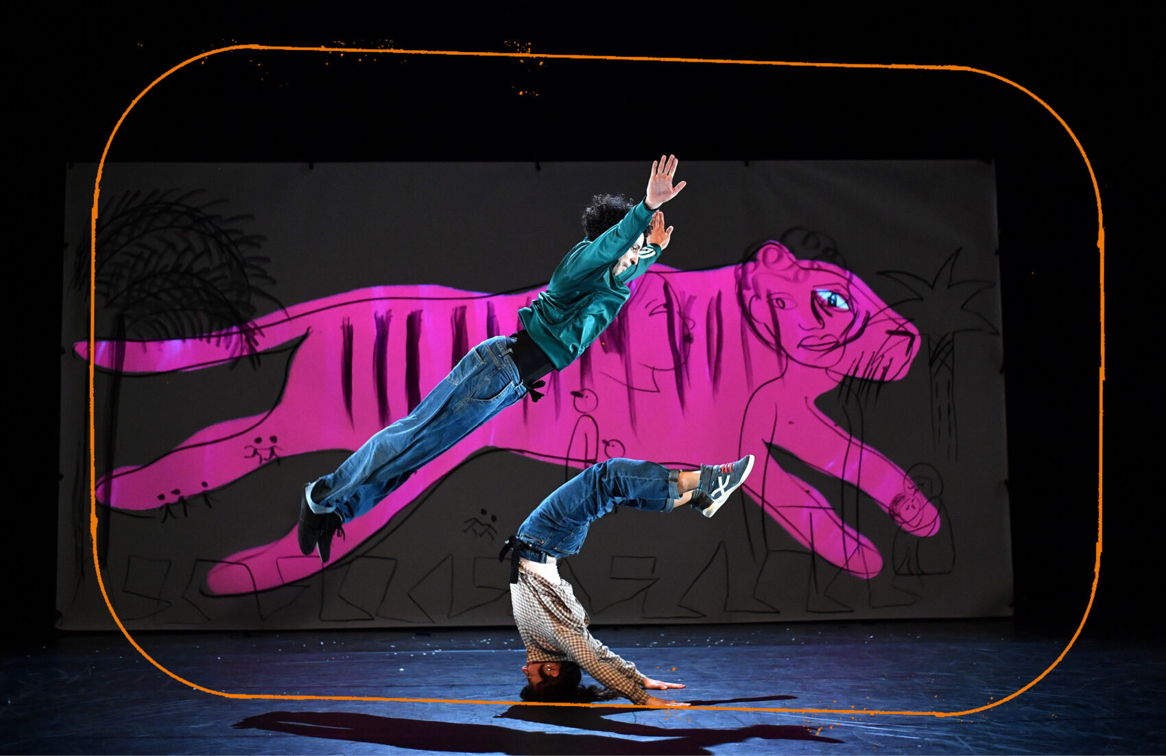 Photo du spectacle avec un homme acrobate qui saute au dessus d'une danseuse de breakdance