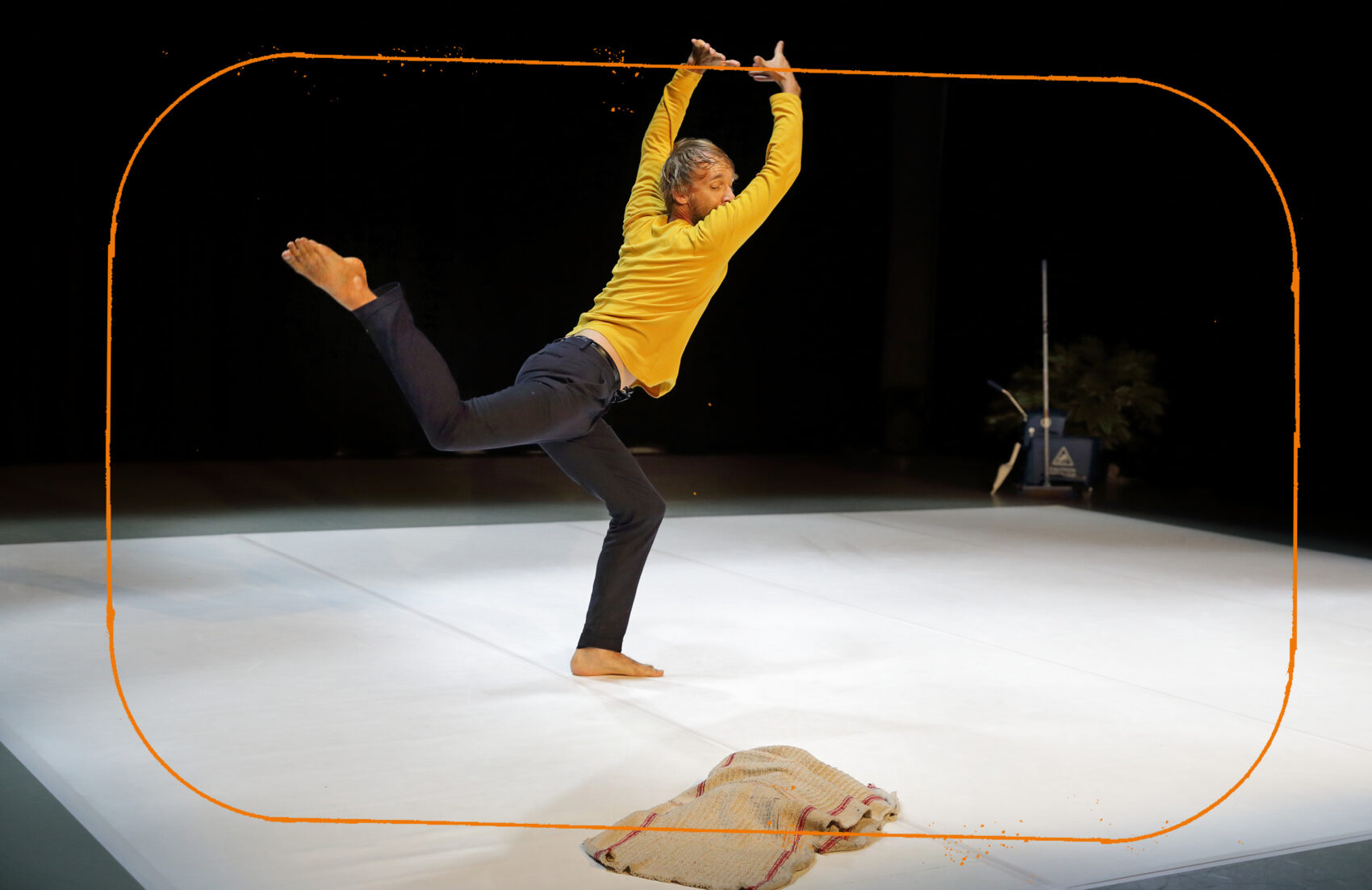 Photo de Marc Lacourt qui danse avec une serpillère au sol