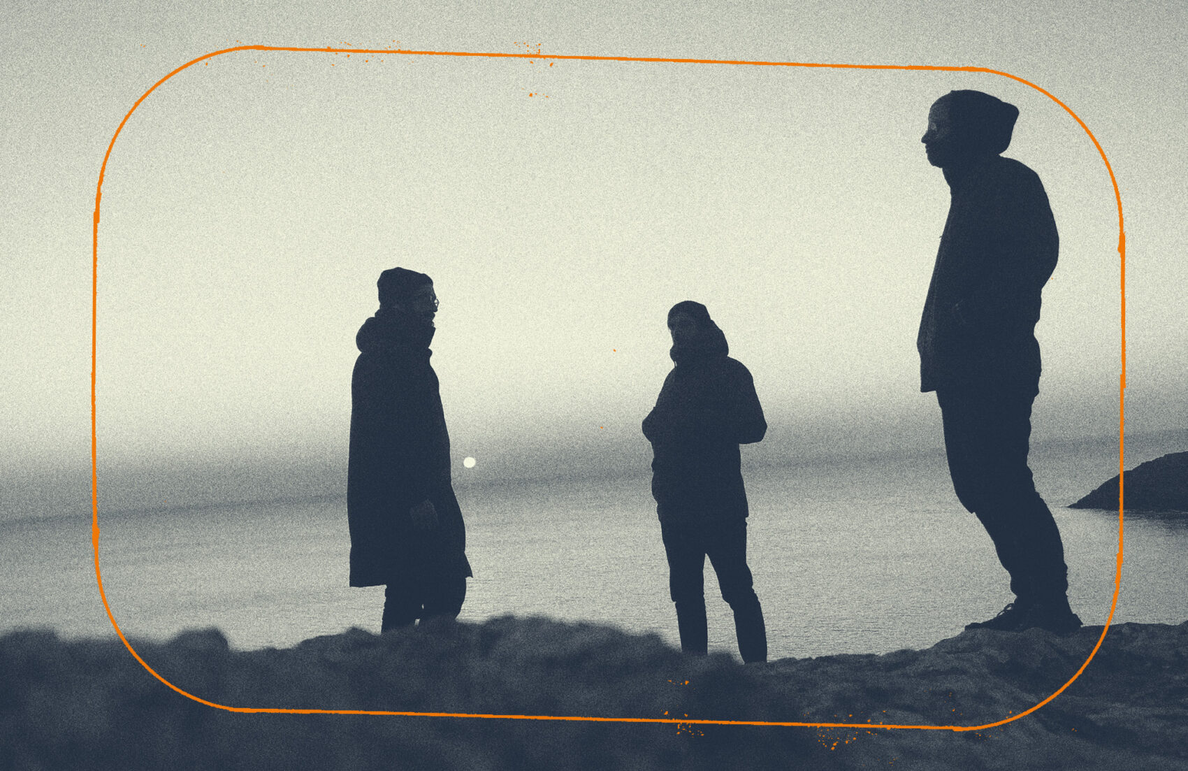 Photo du groupe Binidu devant la mer, avec les silhouettes en fond