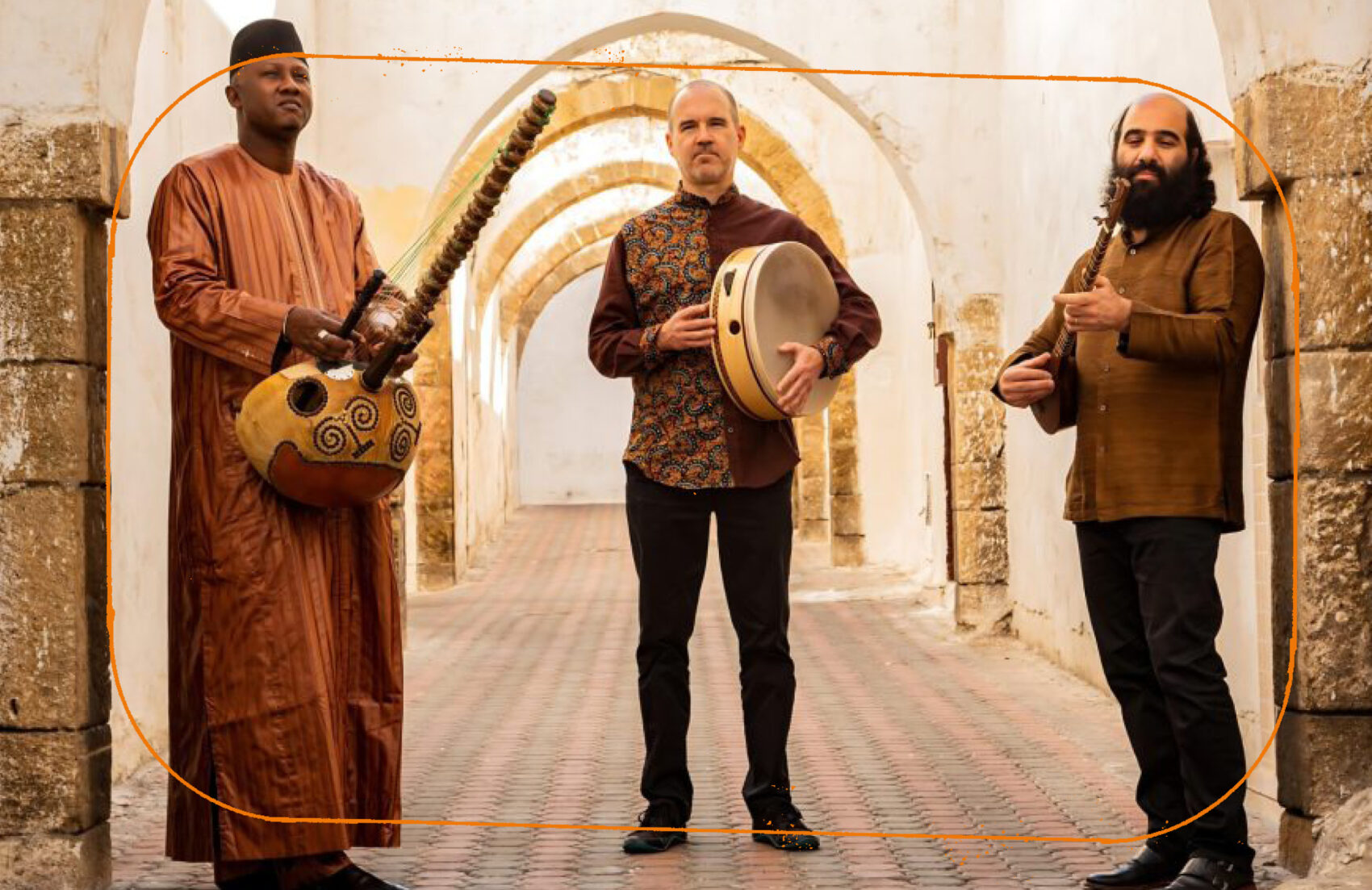 Photo du trio avec des trois musiciens et leur instrument