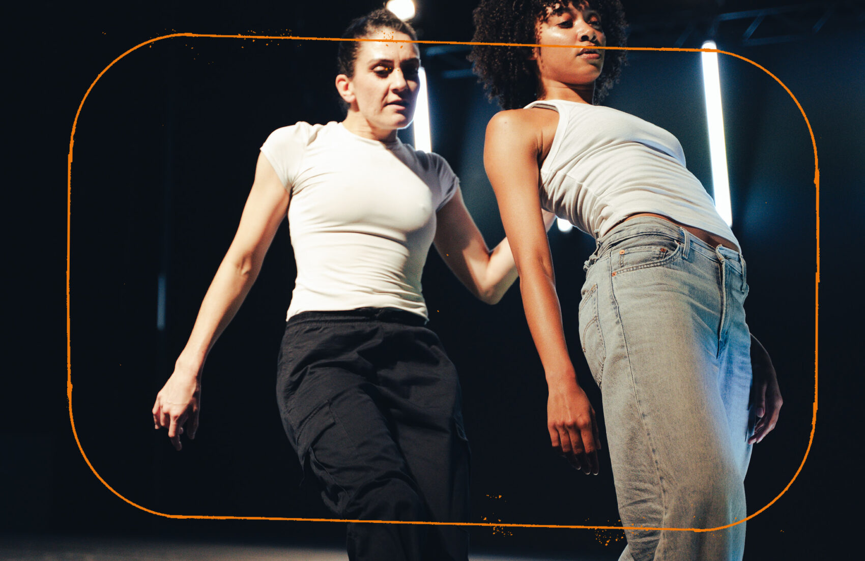 Deux femmes côte à côte qui danse en t-shirt blanc