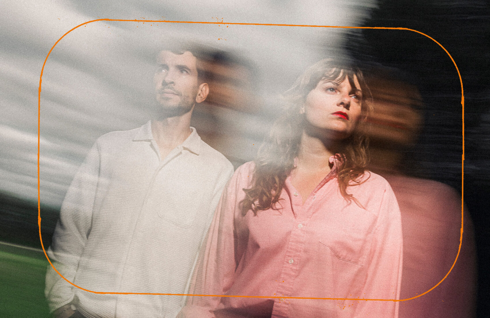 Photo du duo oda. avec un homme à gauche et une femme à droite 